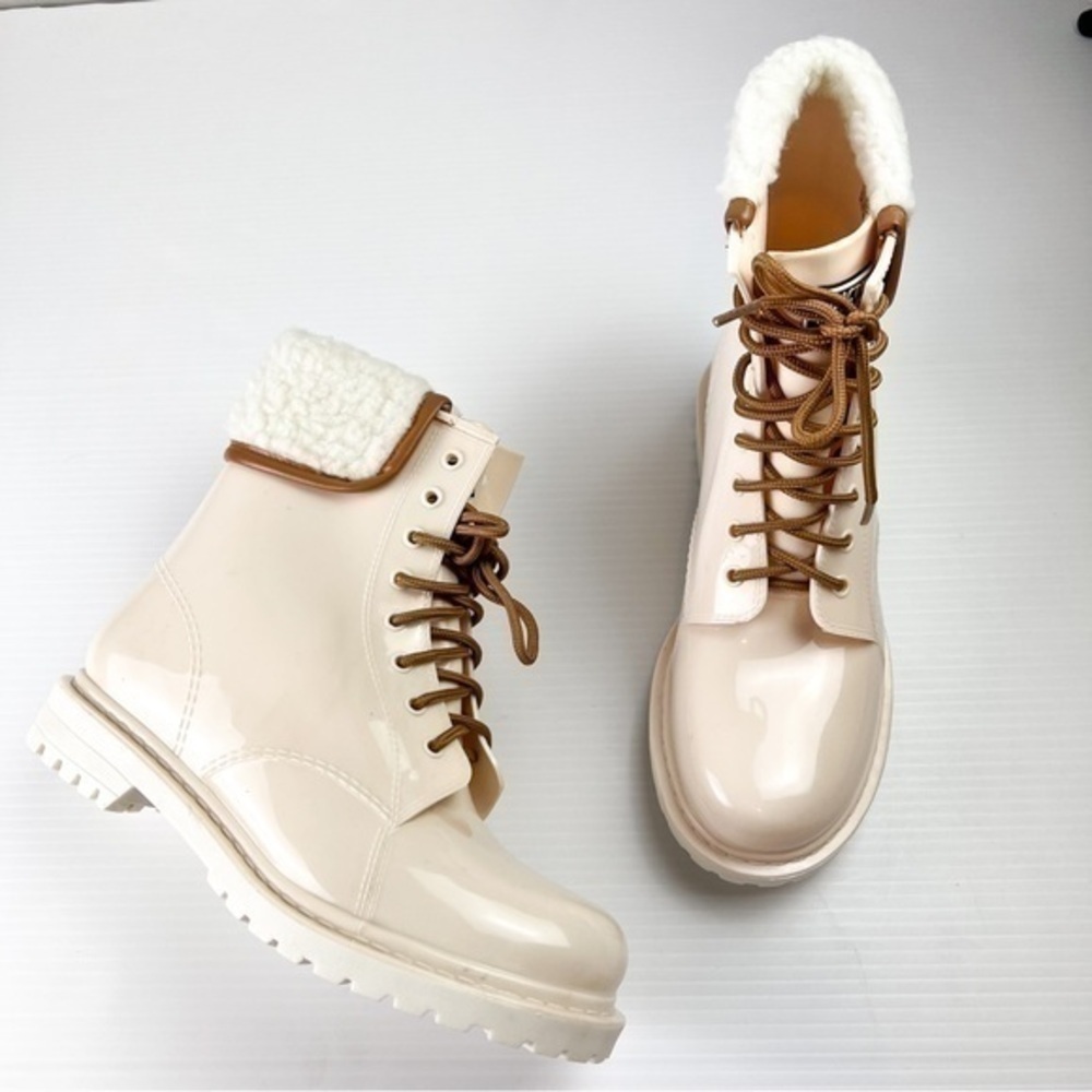 Kenneth Cole Women's size 10 Rain Lace Up Cozy Boot White/Cream